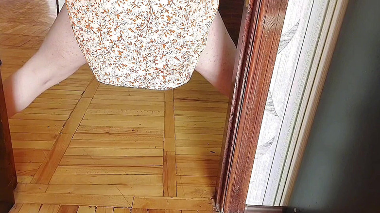 Kitty_Cross: Hermosa chica trans caminando en vestido de seda rosa