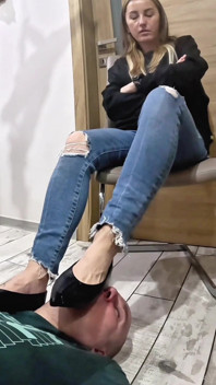 Beneath My Feet: De Ballet Flats a Dominação Nua