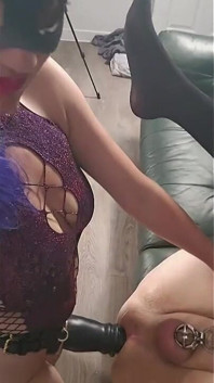 Nyobain mainan seks barunya - cewek domian pegging anal