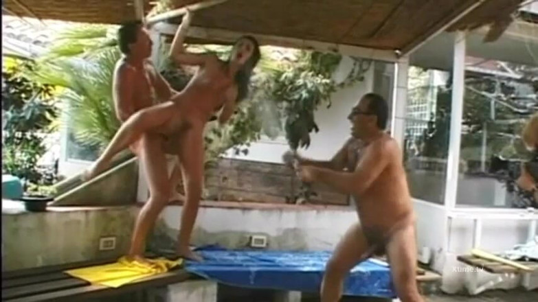 Monster Cocks: Eine brünette und eine rothaarige gangbang in einer interracial orgie