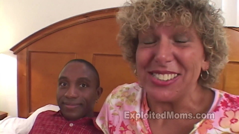 Xes Network: Une serveuse blonde sexy au corps étroit et sexy fait son...