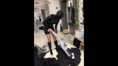 Latex Everest: 穿着高跟鞋和锁链的乳胶女仆服务