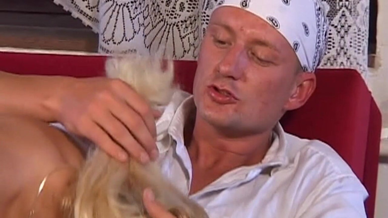 THAGSON ONLY: Kurvige blonde MILF lutscht älteren mann, während sie tief be spielt