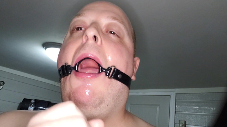 Charlieboy69: Deepthroating en 7 tum dildo med mun gag ring