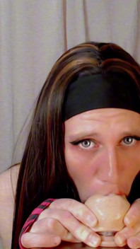 Sissy babytgirl94 allena la sua gola profonda senza pietà e grande sborra dopo la castità