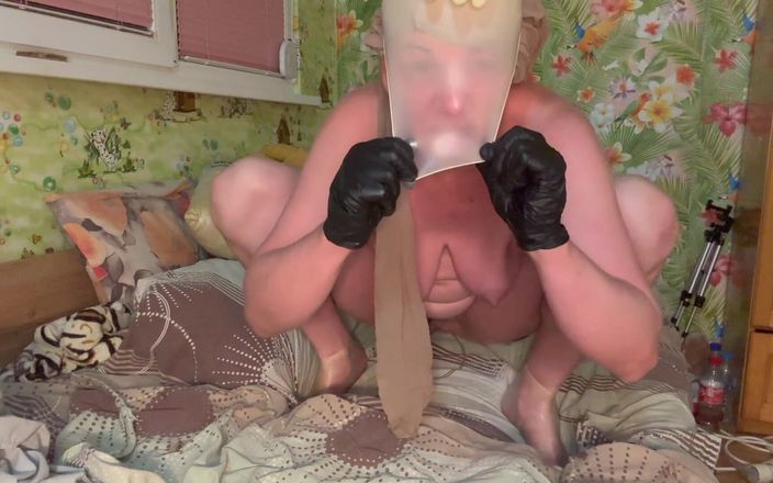 Putarankahotmilf: Kondome auf füßen, handschuh auf dem kopf und medizinische handschuhen...
