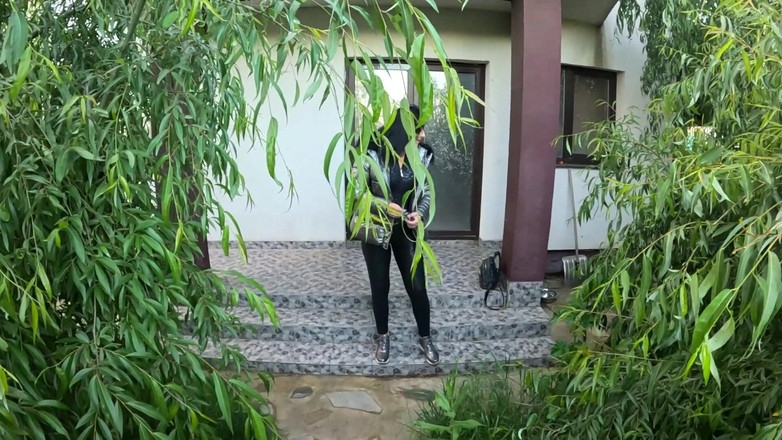 MilfyCalla: 从园丁的我闪亮的羽绒服上射了很多精液 270