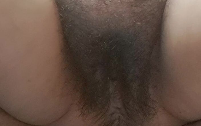 Mommy big hairy pussy: Vue de fond d’une chatte poilue