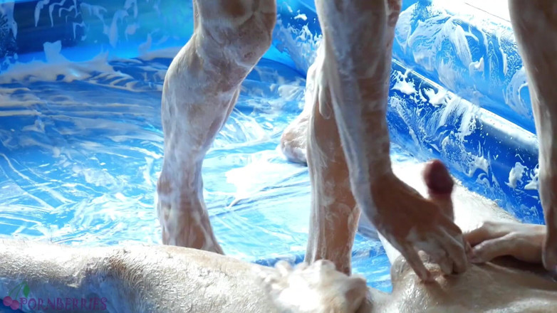 Ethan Alex: Foam wrestling e sesso anale senza preservativo in piscina!