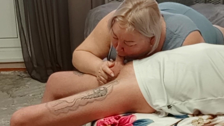 Zona901: सौतेली मम्मी हॉट वीर्य का मजा लेने के लिए लंड चुसाई देती है