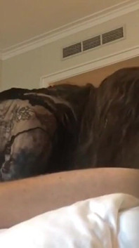 Heiße louise macht liebe im hotelzimmer, kommt ohne hände und wird in ihren mund gefickt