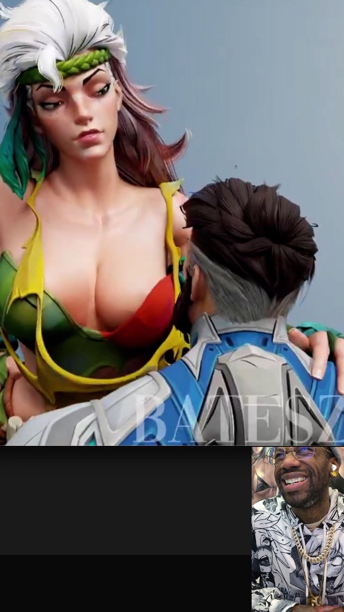 Good news media: ルージュは特別な能力を使ってでっかい胸を大きくし、リード・リチャーズが見守っている