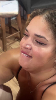 Latinskoamerická otrokyně Julia Leite má své obrovské kozy dojené Analuou BBW
