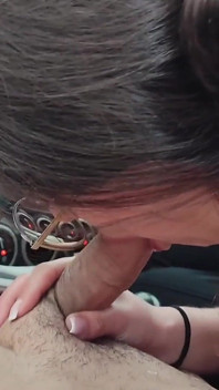 Kouření v autě pov mrdka v deštivém dni v krku