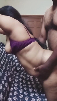 Tatie desi indienne avec le visage et le maître du thé