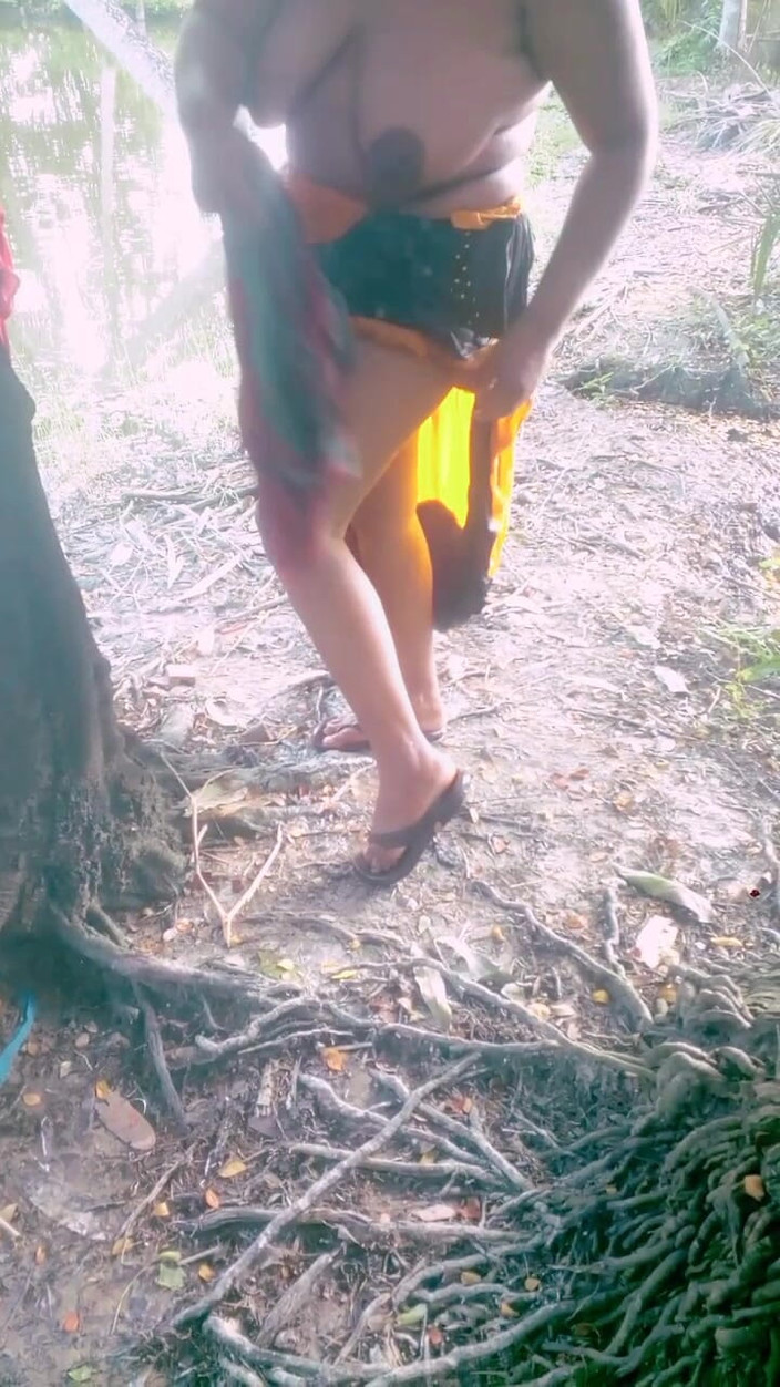 Sadia vabi: Naibroat bhabhi cjance il suo vestito lato lo stagno