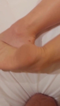 Une femme mature blonde amateur aime l’adoration des pieds et du corps