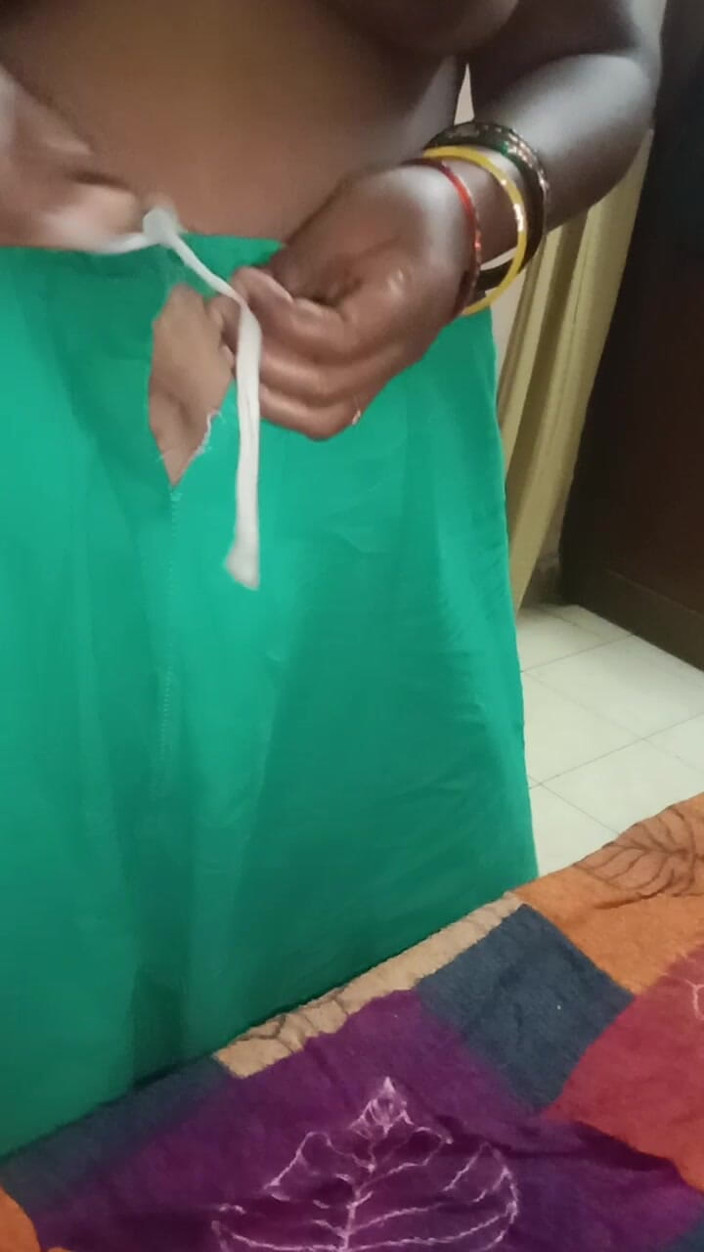 Tamil Anti Uma: Mujer tamil finge quitarse la ropa delante de su marido