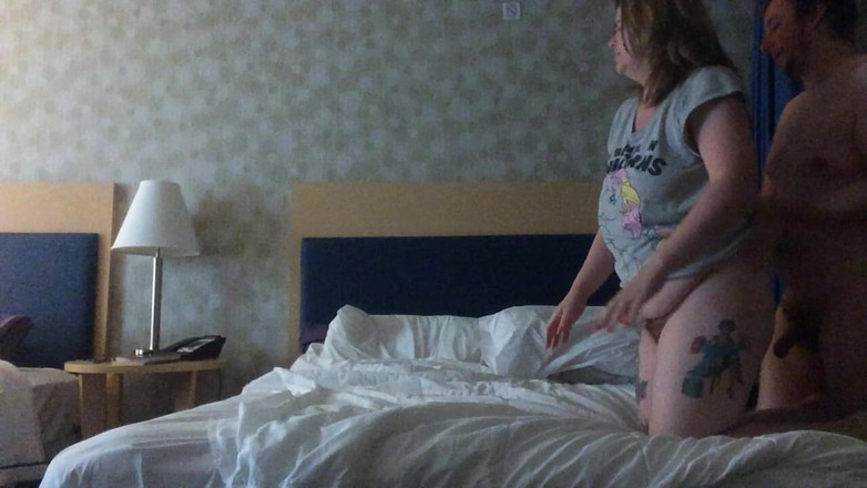barefootongrass: Echt Brits amateurmeisje op zijn hondjes geneukt in hotelkamer