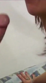 Mentre succhio il cazzo di mio marito sborra in faccia