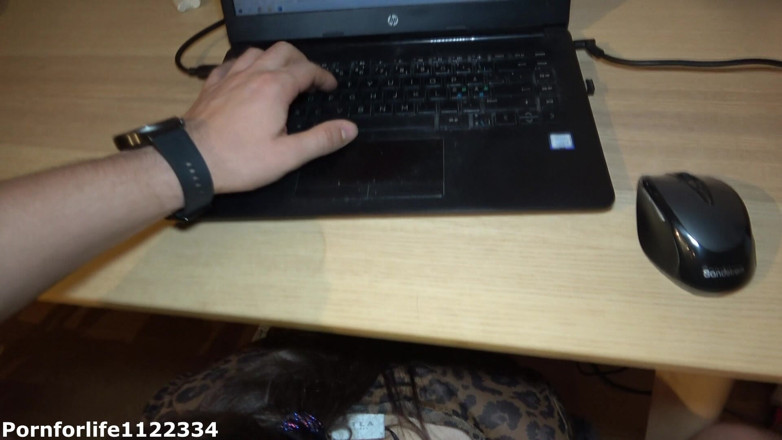 Pornforlife1122334: Sekreter masanın altında yarağımı emmeye başladı ve ağzına gelene kadar...