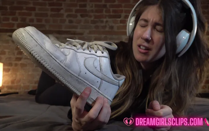 Dreamgirls Clips: Elodie's Sweaty Feet Show - Dreamgirls in Socks