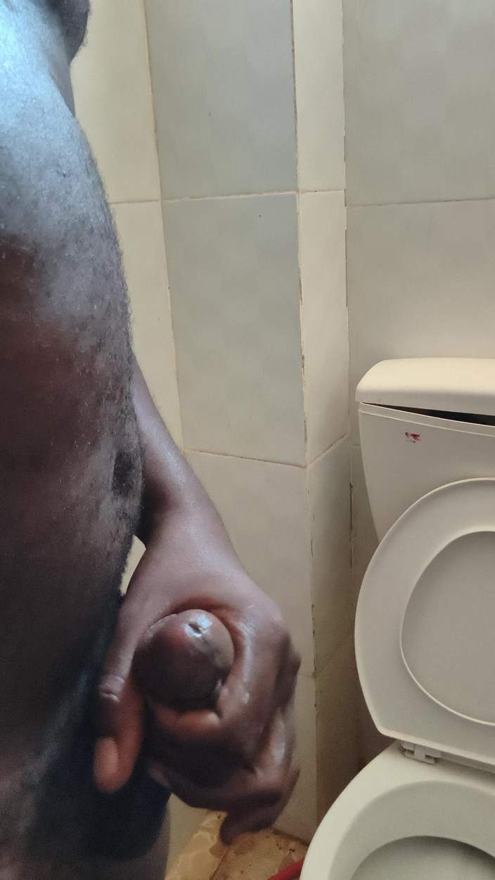 Kenyandick: Solo hombre maduro sacudiendo su polla negra en el baño...