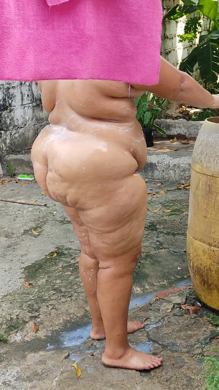 Gordita Culo Rico: Mon beau-fils m'espionne pendant que je me baigne dans la...