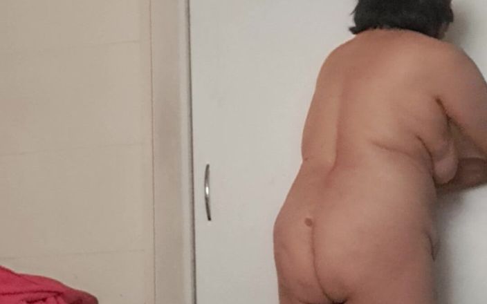 Mommy big hairy pussy: Orta yaşlı seksi kadın güne başlıyor