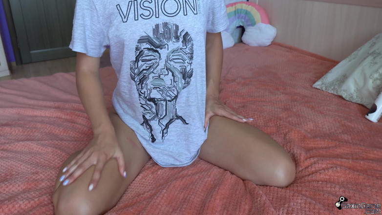 Sex In Game: La ragazza gioca con la figa e gioca con i...