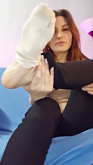 Adele Amber: Piedi con le calze....