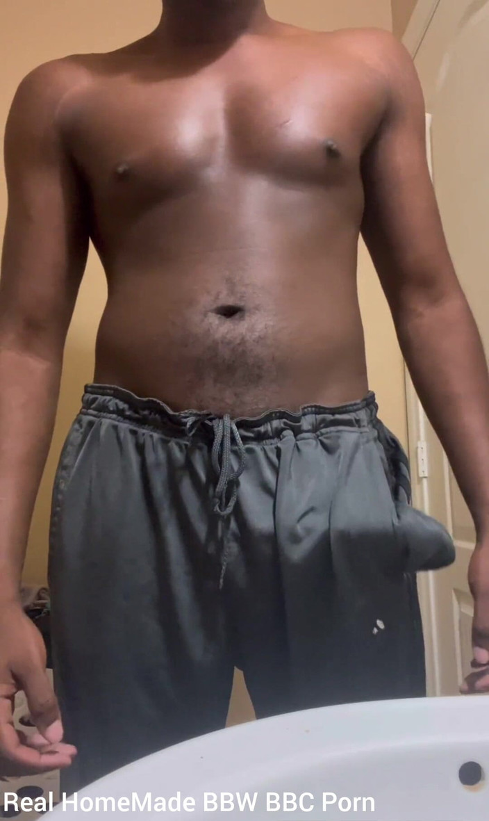 Big black cock BBCee: Pozowanie huśtając mojego penisa skręcając sutki