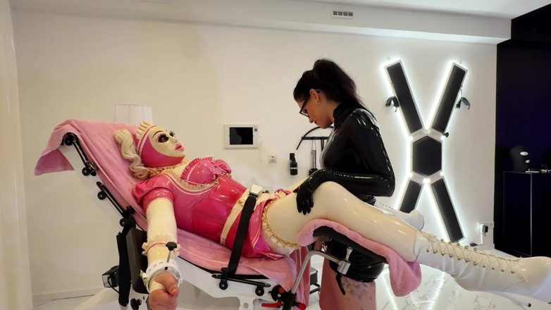 Lady Blackdiamoond: Sissy学院第五部分——Sissy的肛门冒险