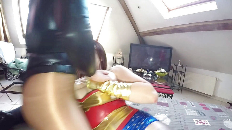 Nylon Xtreme: Nora Luxia &amp; Missy Charme strapon šukání nylonového hrdiny