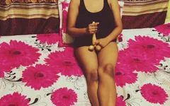 Bini miang bermain dengan dildo seumur hidup - terasa sama seperti perkara sebenar!