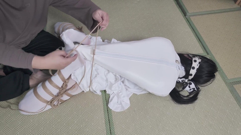 Aisan girl bondage: Xr24-a Girl Wearing White Clothes and White Stockings Was Hung...