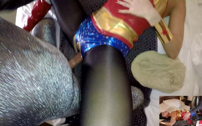 Nylon Xtreme: Punto di vista Sonya Durganova wonder woman sesso in nylon