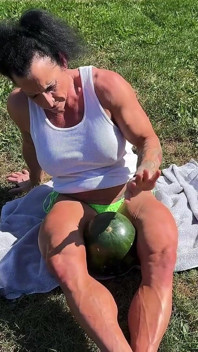 Kaslı orta yaşlı seksi kadın kandys karpuz ezme hakimiyeti
