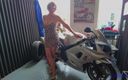 Molly MILF: Motosikletli orta yaşlı seksi kadın