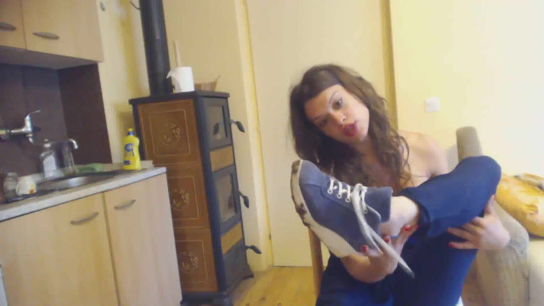 Foot Girls: Tienergodin wil dat je haar vuile sportschoenen schoonmaakt