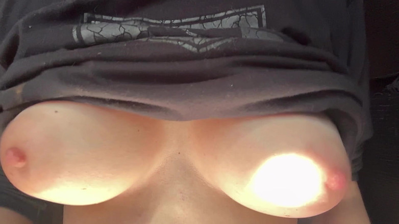 Artemisia Love: La milf tettona italiana artemisia ama le grandi tette succose...