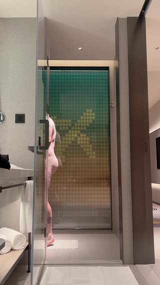 uktattooedchub74: गोल-मटोल आदमी नहा रहा है