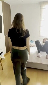 Twee hete en onschuldige vrouwen neuken hard