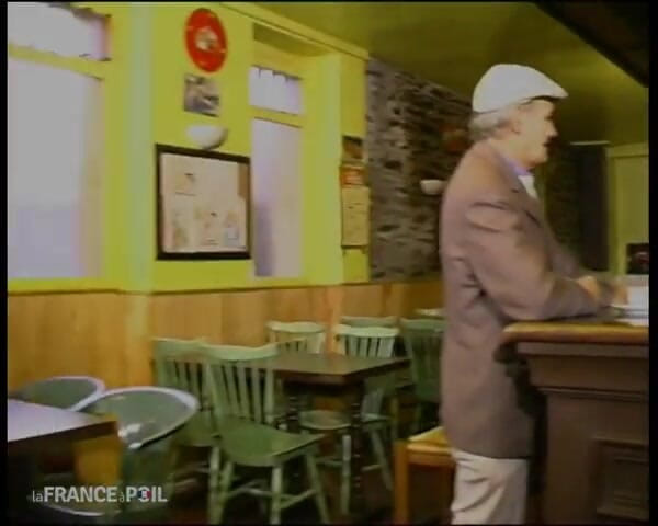 Rue Chaude: Carole, il Capo del Bar, Gang-anguata nel suo piccolo grembiule...