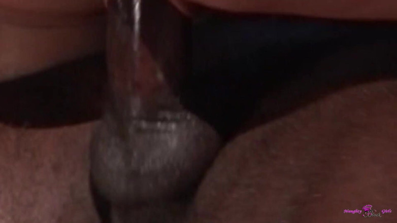 Naughty Black Girls: Seksi esmer havuz başında amına dokunuyor ve büyük zenci yarağı...