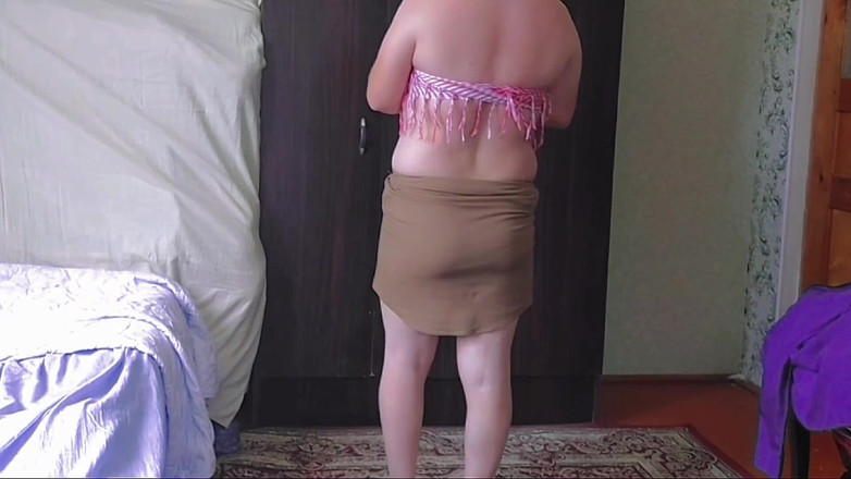 Kitty_Cross: Seksi ateşli etek beyaz bacaklı ev hanımı ladyboy ev yapımı...