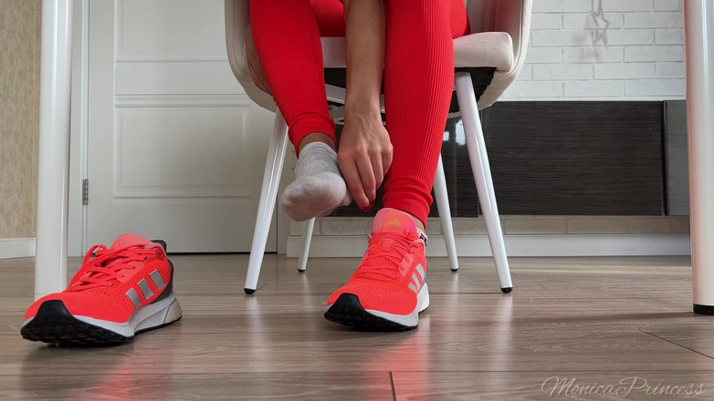 Princess Monica: Schuh und füße spielen unter dem tisch