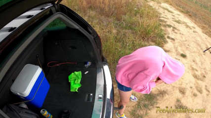 Pee Adventures: İdrar kesesiyle sigara içiyor