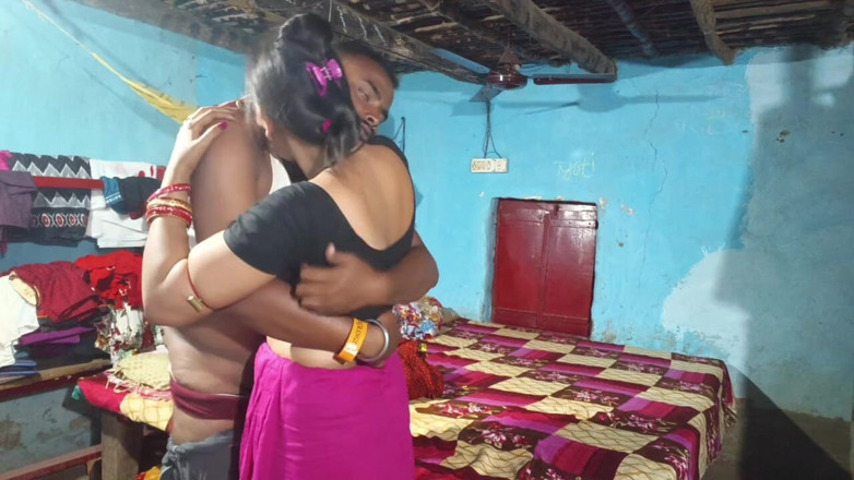 Sona bhabhi: Bella casalinga bengalese del villaggio che scopa