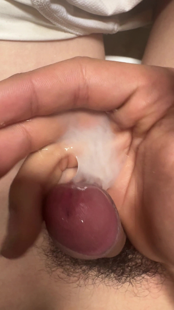 Quan Vietnam 18: トイレに隠れて、私の鳥と一緒に精子を